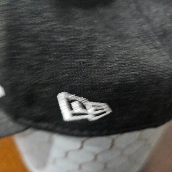 Philadelphia Eagles Hat Eagles emblem on front - Picture 4 of 7